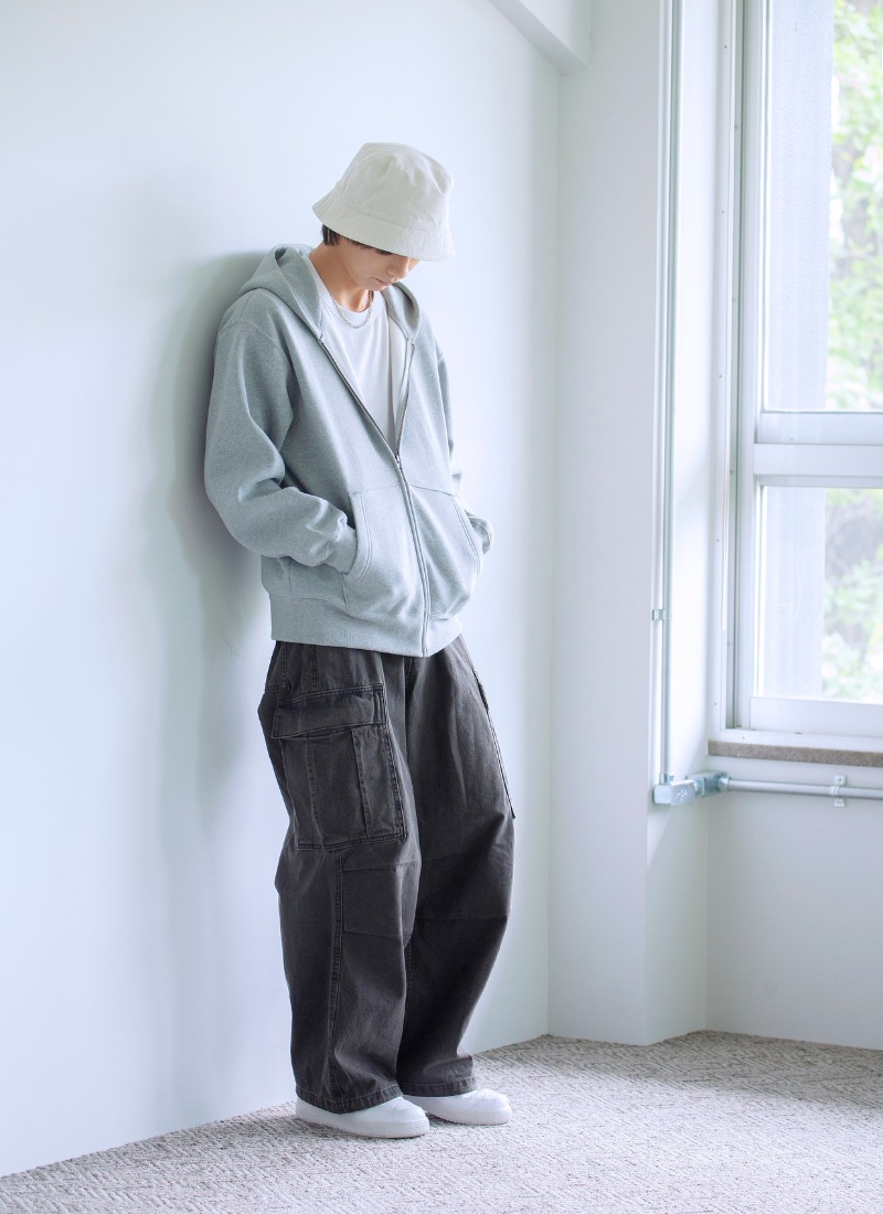 3.定番パーカーで作る、最旬ストリートコーデ