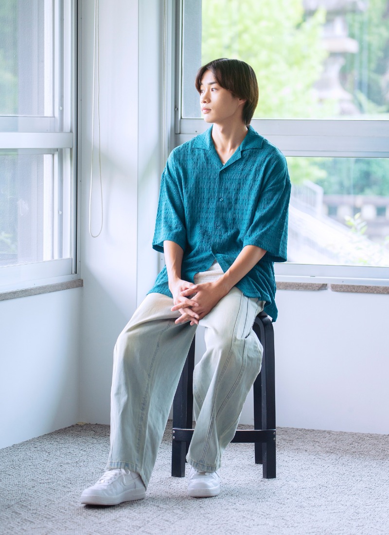 ６．鮮やかカラーシャツを主役にした涼感コーデ