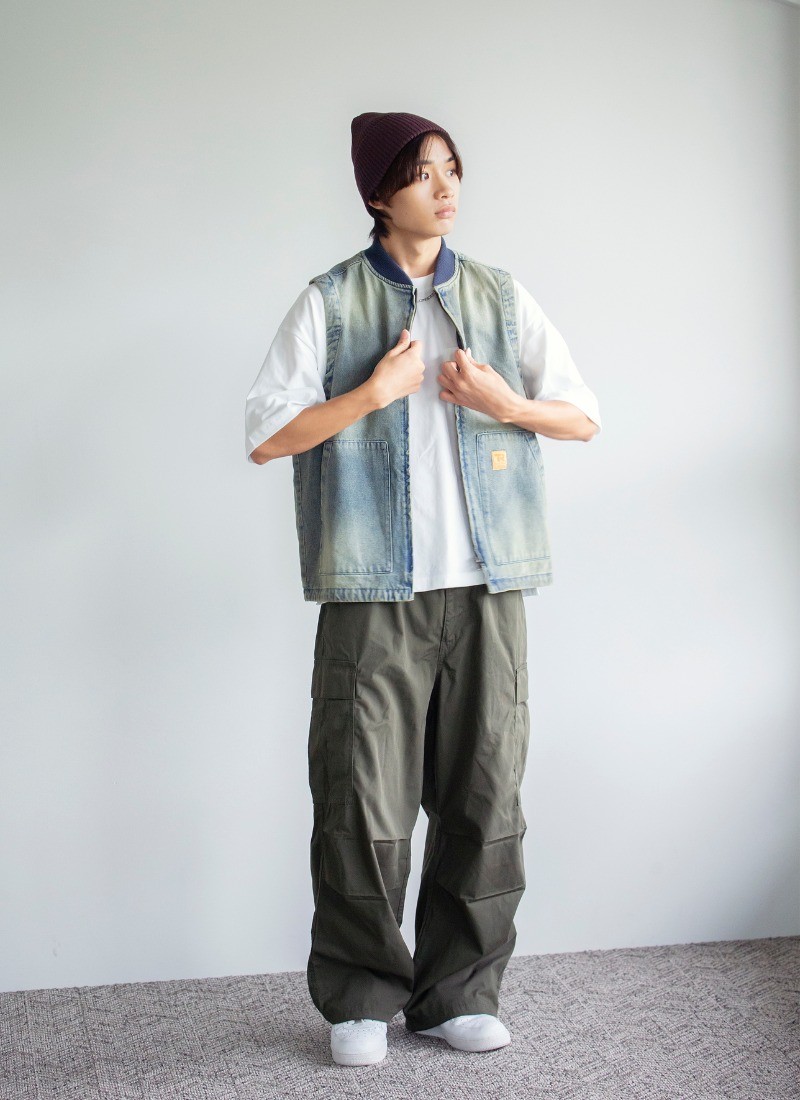 13．デニムベストで古着風コーデ