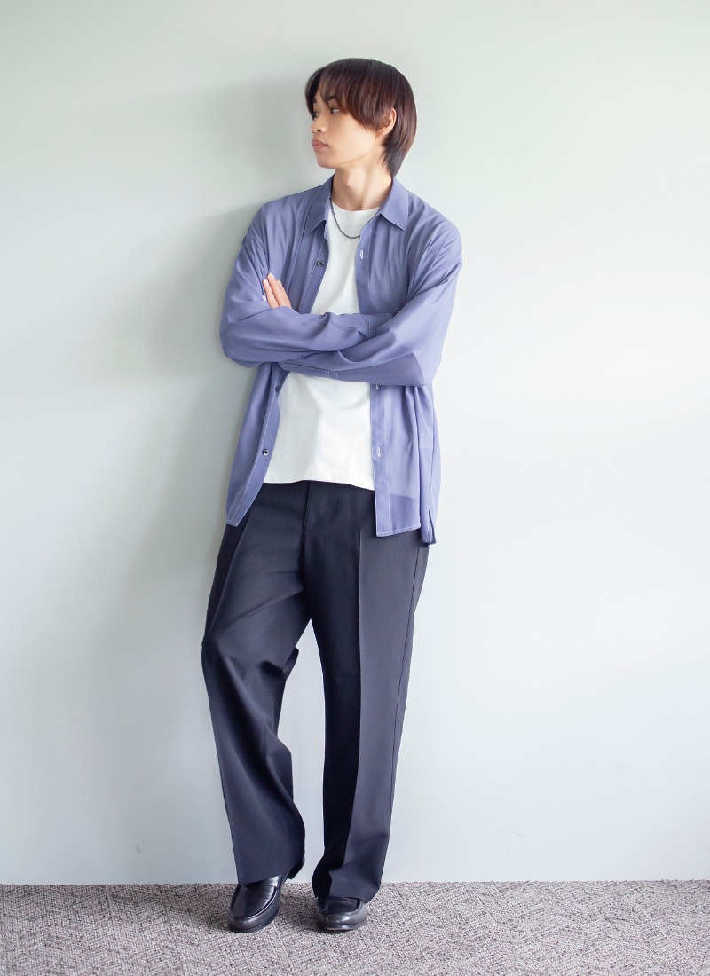 15.シャツとスラックスで仕上げる、上品コーデ