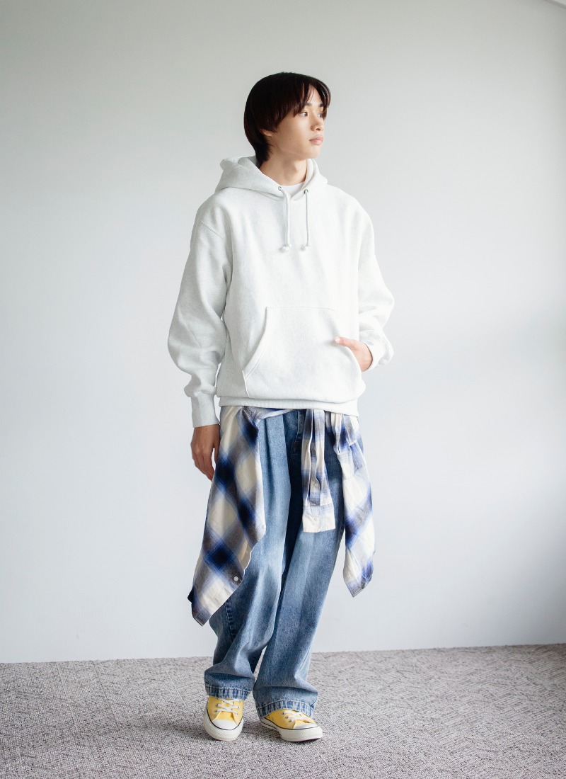 16.ネルシャツをアクセントにしたコーデ