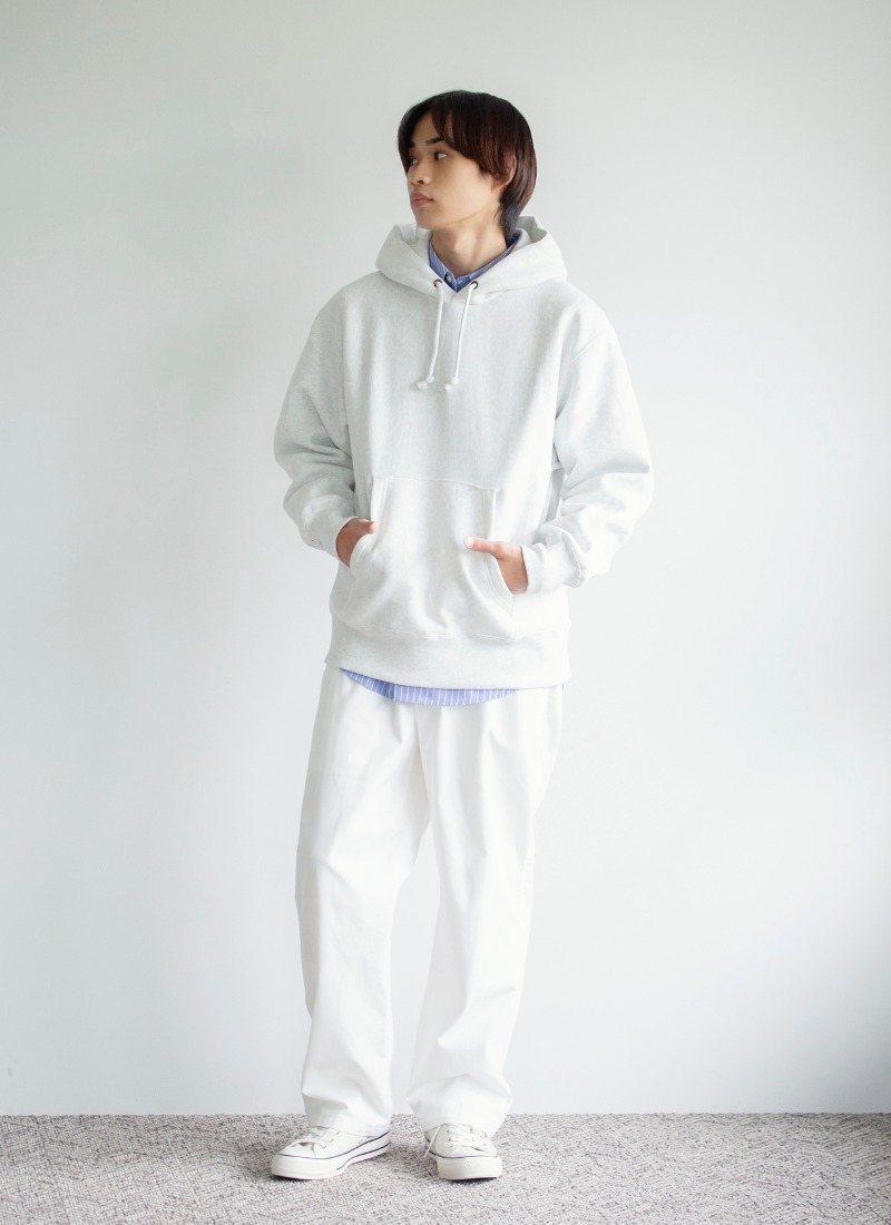 17.青シャツがアクセントのワントーンコーデ