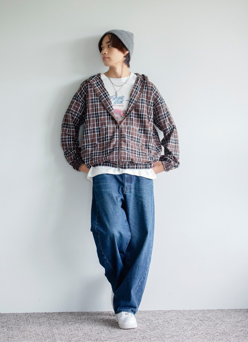 20．チェック柄パーカー×柄シャツコーデ