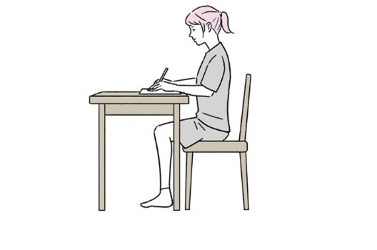 ●机に向かって椅子に座っているとき
