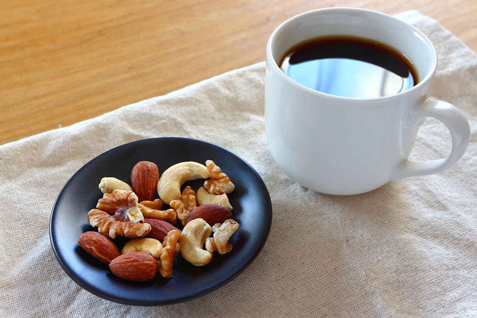 【要注意】夜食に食べると太りやすい・眠れない食べ物＆飲み物は？