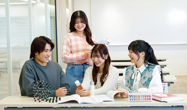 実習中心のカリキュラム×ビジネススキルの習得で、多岐にわたる分野での活躍が目指せるのも◎。