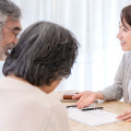 社会福祉士とは？なり方、仕事内容、年収や活躍の場を解説！