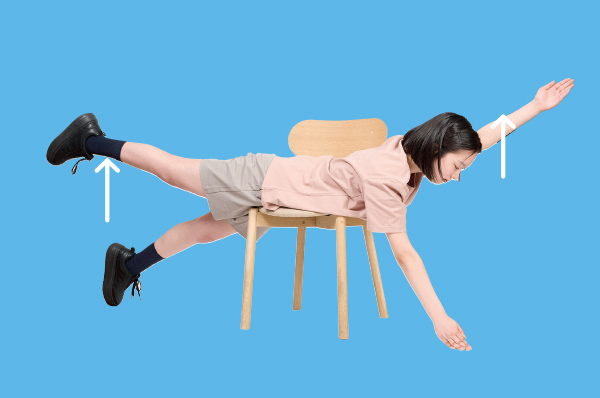 15秒行ったら5秒休憩し、再び両手両足を上下させる。一定のリズムで動かすのがポイント!