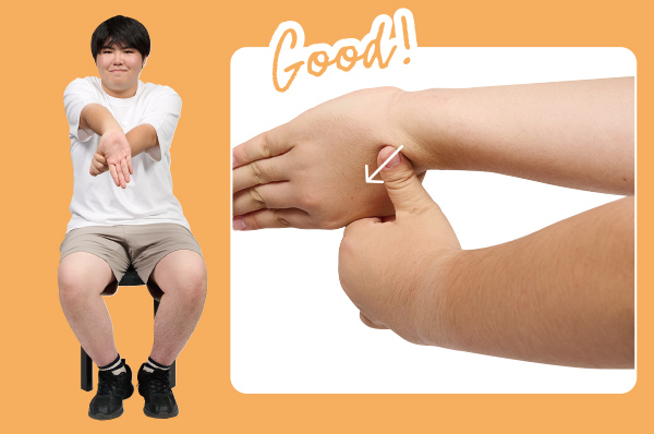 右の手首を外側に回して手の ひらを上に向ける。左手で右 手の親指をつかみゆっくりと 手前に引っ張って手のひらや 前腕の伸びを感じよう。この 状態で約10秒間ストレッチ