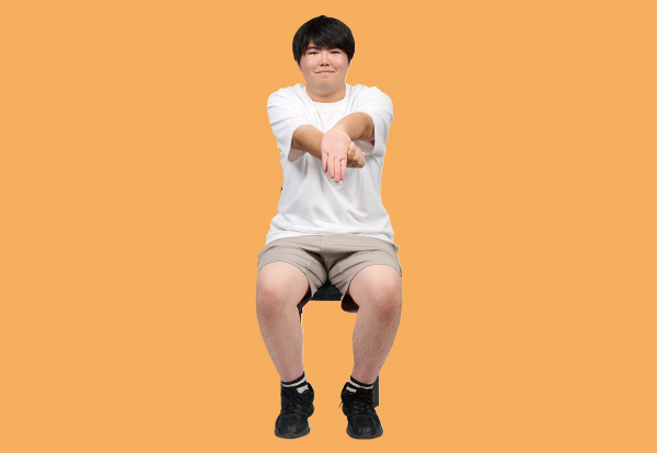 右側を伸ばしたら同 じように左手もスト レッチ。この動きを 3セット繰り返そう。